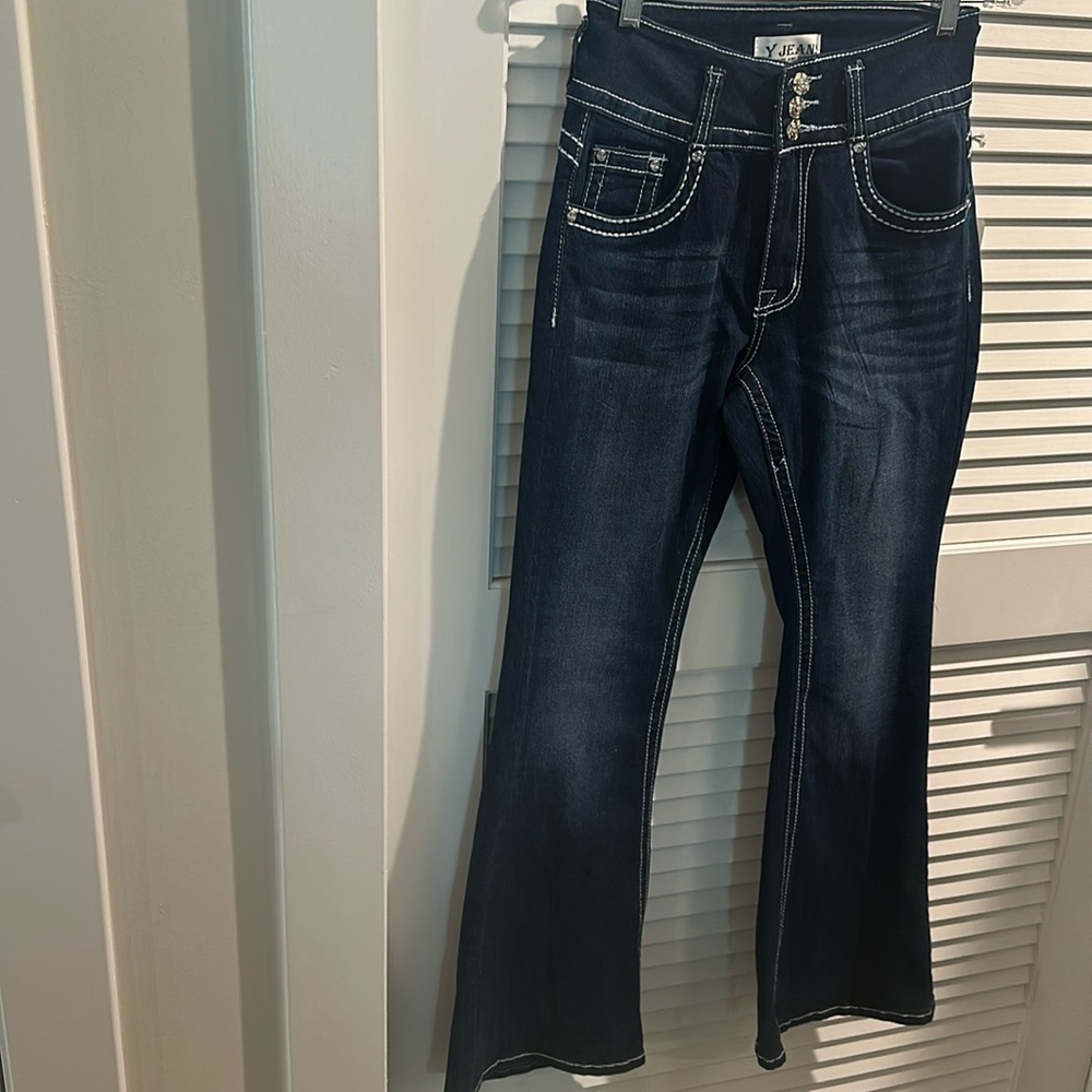 NWT Y Jeans Stretchy Jeweled Back Pockets with Flare Legs Jean.